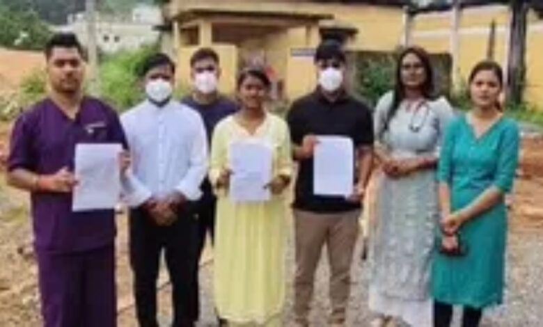 Doctors refuse to conduct post-mortem of slain Naxalites, demanding Naxalite allowance