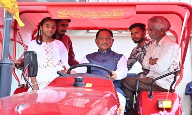 धान का कटोरा कहे जाने वाले छत्तीसगढ़ के किसानों को जीएसटी सुधार से बड़ी राहत, ट्रैक्टर-हार्वेस्टर खरीदी में बचत