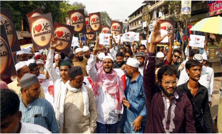 Bareilly controversy, I love Mohammad, Friday prayers, DIG Ajay Kumar Sahni, stone pelting, firing, mischievous elements, market closed, Maulana Tauqeer Raza, police lathi charge, undeclared curfew,