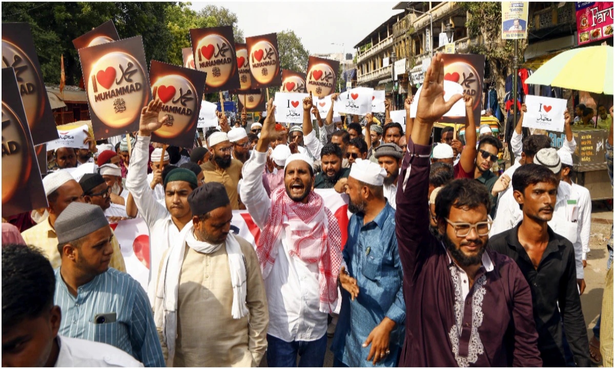 Bareilly controversy, I love Mohammad, Friday prayers, DIG Ajay Kumar Sahni, stone pelting, firing, mischievous elements, market closed, Maulana Tauqeer Raza, police lathi charge, undeclared curfew,