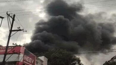 A fire broke out at a printing ink warehouse in Raipur, plumes of smoke billowed into the sky, and the fire brigade brought it under control, with a short circuit suspected.