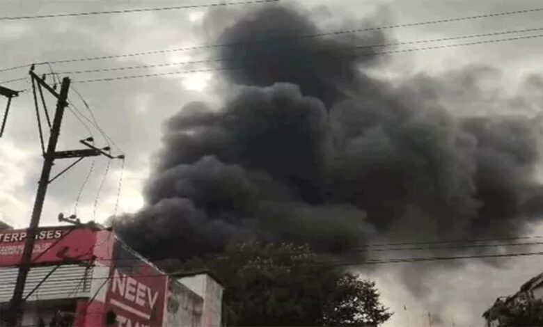 A fire broke out at a printing ink warehouse in Raipur, plumes of smoke billowed into the sky, and the fire brigade brought it under control, with a short circuit suspected.