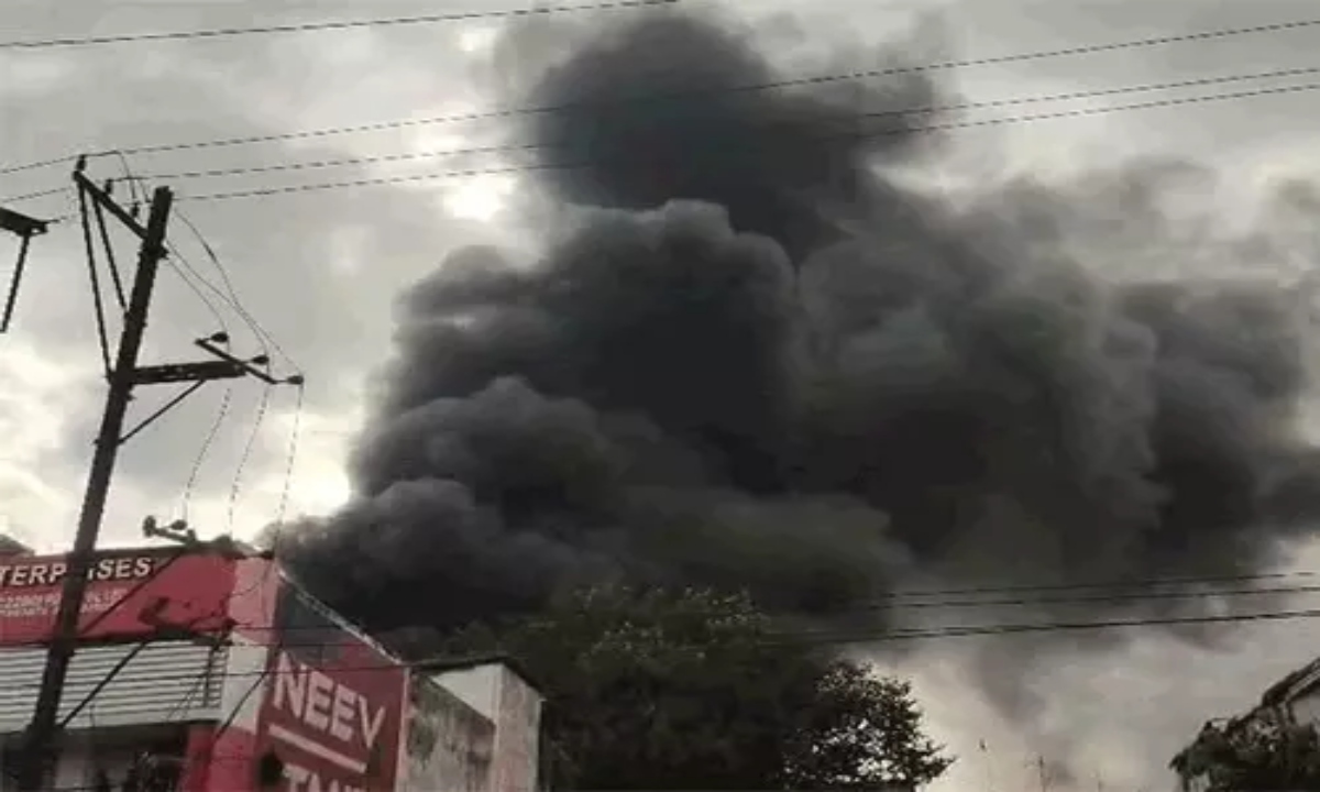 A fire broke out at a printing ink warehouse in Raipur, plumes of smoke billowed into the sky, and the fire brigade brought it under control, with a short circuit suspected.