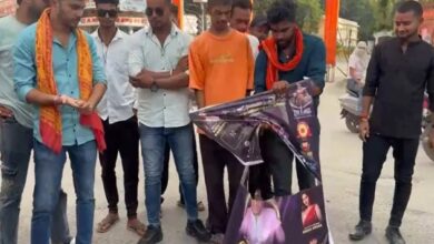एल्विस के बाद अब गोविंदा के गरबा कार्यक्रम का विरोध, पोस्टर फाड़ आग लगाने का प्रयास