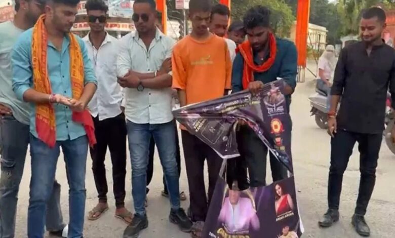 एल्विस के बाद अब गोविंदा के गरबा कार्यक्रम का विरोध, पोस्टर फाड़ आग लगाने का प्रयास