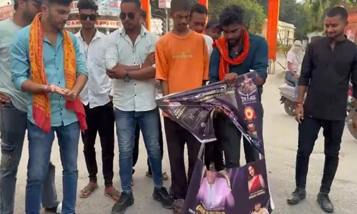 एल्विस के बाद अब गोविंदा के गरबा कार्यक्रम का विरोध, पोस्टर फाड़ आग लगाने का प्रयास