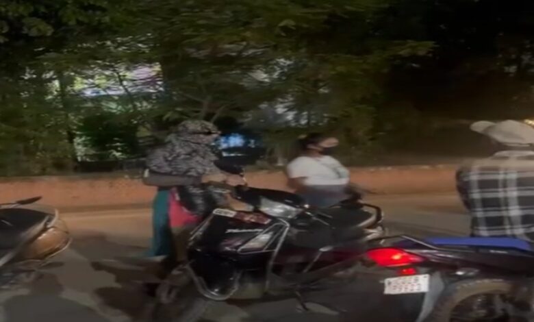 Mirchi gang active in Bilaspur, girls threw chilli powder on a youth