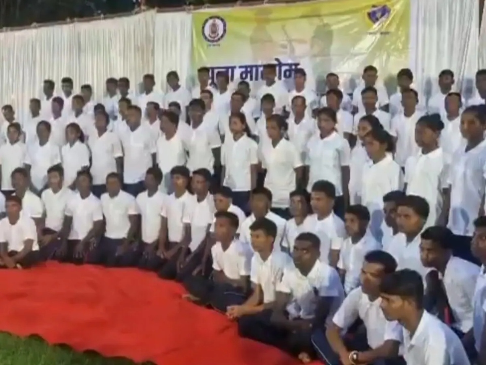 शाह के दौरे से पहले बस्तर संभाग में सबसे बड़ा नक्सली आत्मसमर्पण, 23 महिलाओं सहित 103 नक्सलियों ने किया सरेंडर