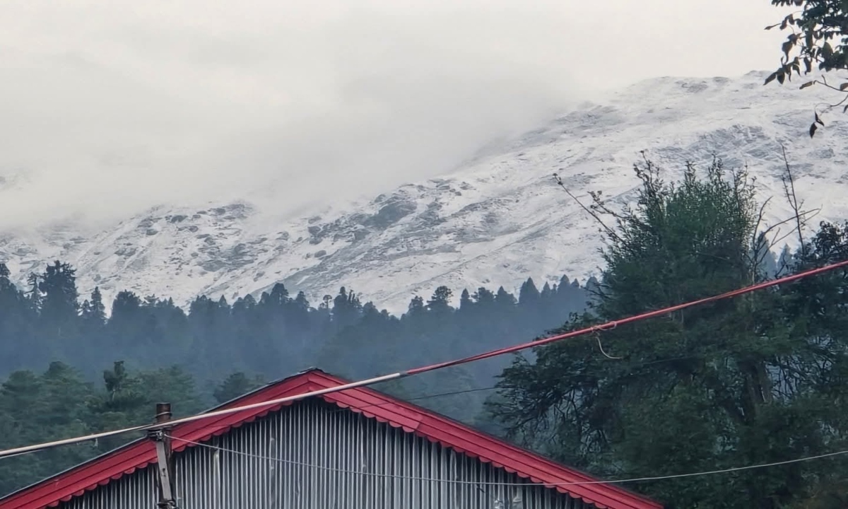Kashmir receives season's first snowfall, heavy rain alert in Bihar and Chhattisgarh