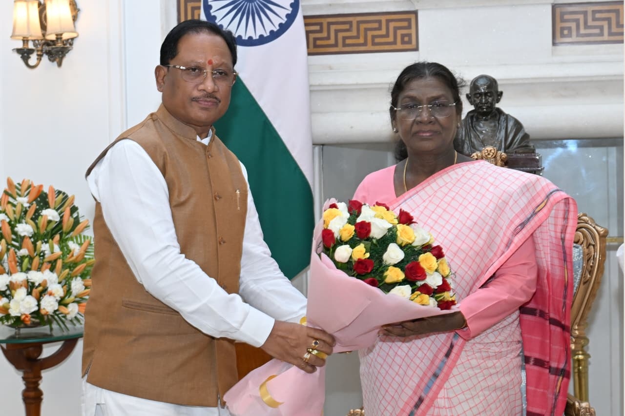 CM Sai met President Draupadi Murmu and invited her to attend the state festival.