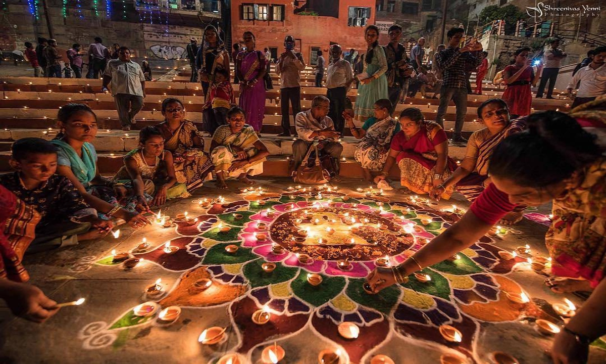 The new moon date will end before sunset on October 21st, and Diwali will be celebrated on October 20th.