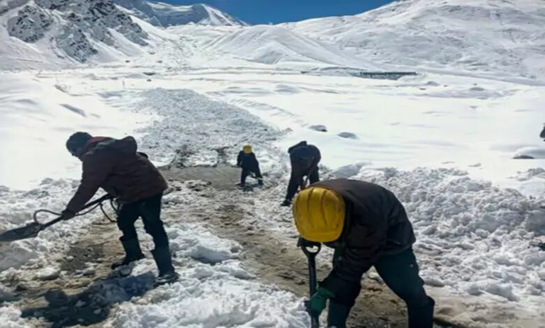 Cold wave intensifies in North India, snowfall in the Himalayas impacts the plains