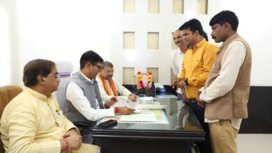 Finance Minister OP Chaudhary listened to the problems of the workers at the BJP Sahayog Kendra.