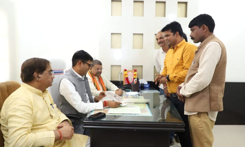 Finance Minister OP Chaudhary listened to the problems of the workers at the BJP Sahayog Kendra.