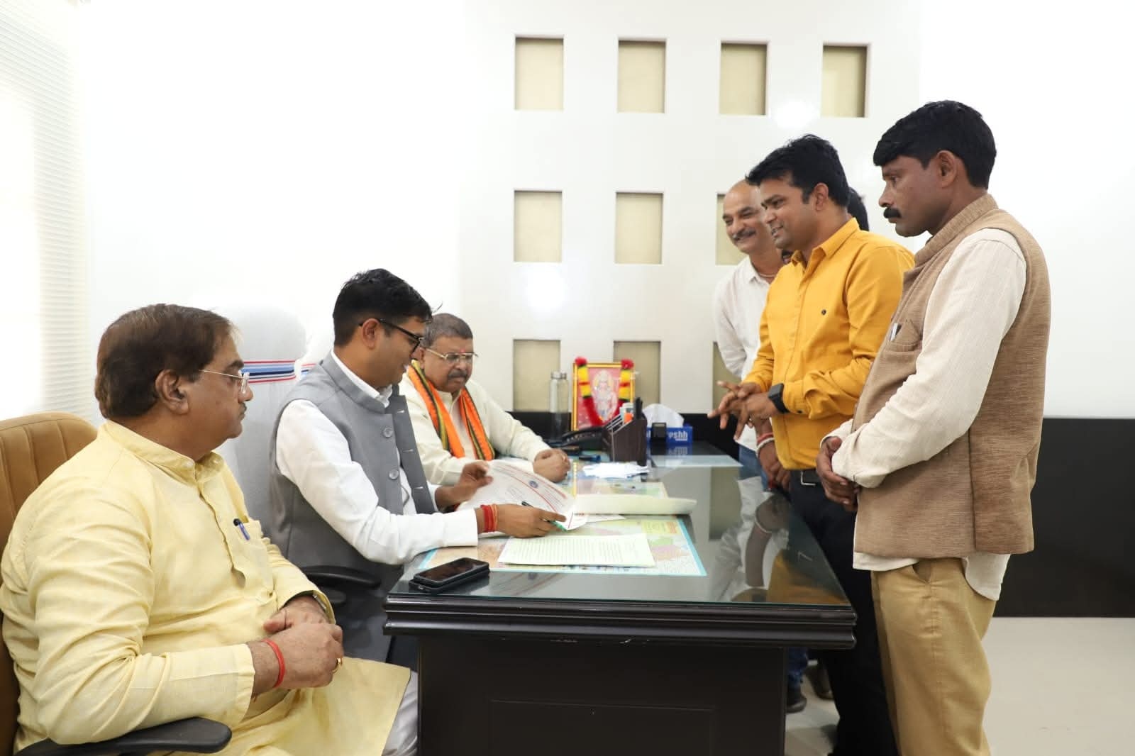 Finance Minister OP Chaudhary listened to the problems of the workers at the BJP Sahayog Kendra.