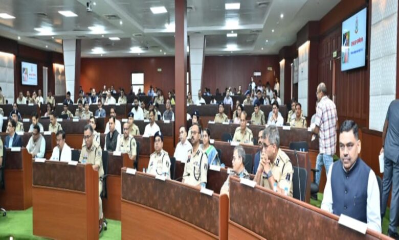 Police officers attended the CM's class, gave clear instructions to instill fear in criminals and ensure public's confidence in safety.