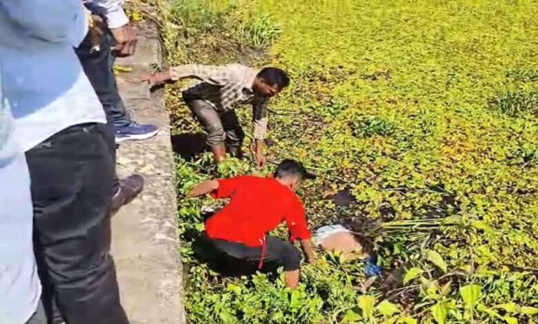 A dead body was found during pond cleaning in Kondagaon, causing a stir in the area.