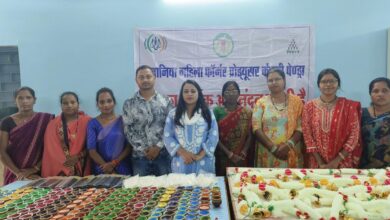 दीयों और पूजा सामग्री की बिक्री से समूह की महिलाएं हो रही समृद्ध