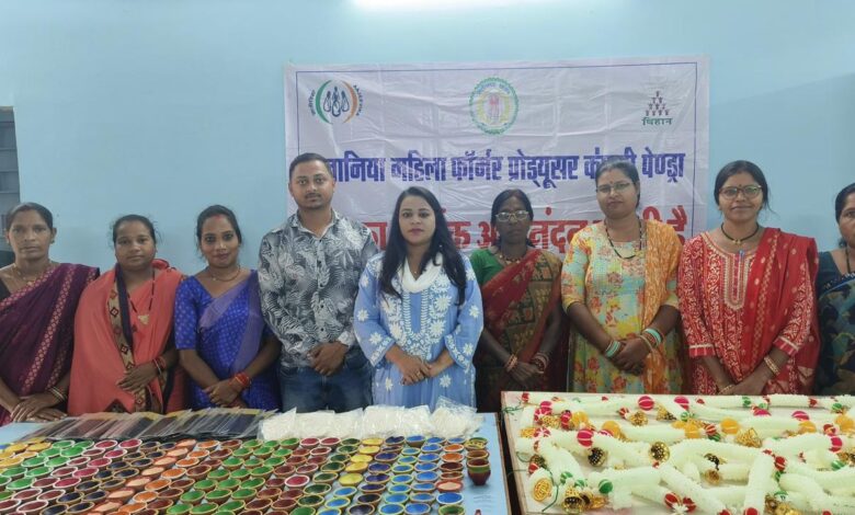 दीयों और पूजा सामग्री की बिक्री से समूह की महिलाएं हो रही समृद्ध