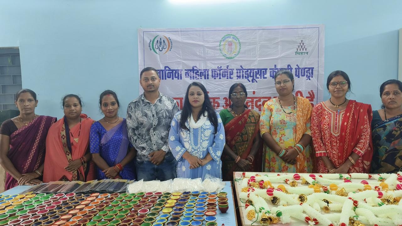 दीयों और पूजा सामग्री की बिक्री से समूह की महिलाएं हो रही समृद्ध