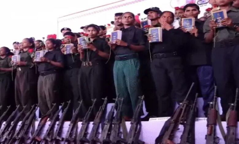 210 Naxalites surrender, government will provide housing, land and financial assistance for 3 years
