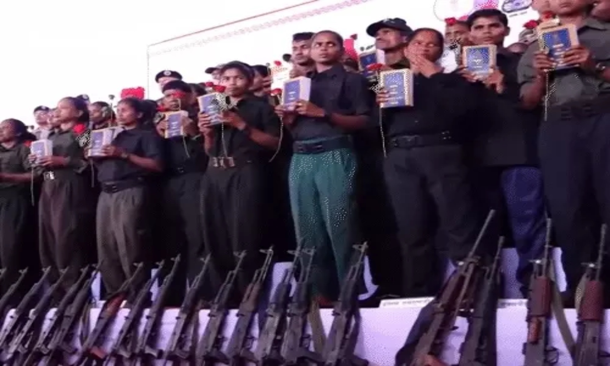 210 Naxalites surrender, government will provide housing, land and financial assistance for 3 years