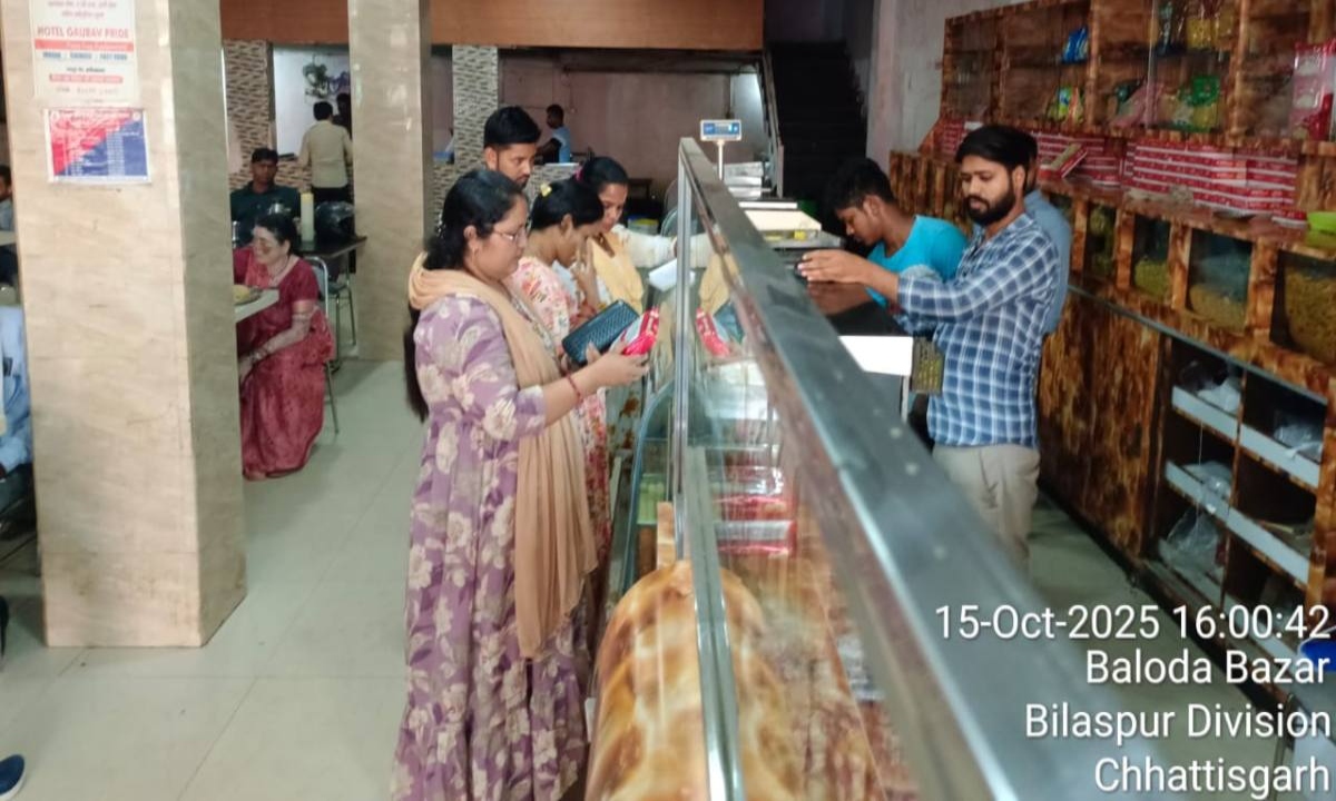दीपावली से पहले मिठाई दुकानों पर खाद्य विभाग की सख्ती: 95 सैंपल लिए, अमानक मिल्क केक नष्ट