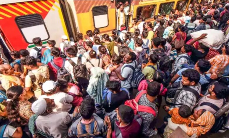 कर्मभूमि एक्सप्रेस से गिरे 3 यात्री, 2 की मौत, 1 गंभीर