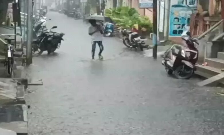 Heavy rains in Tamil Nadu, schools closed in 5 districts: Threat of storm on Chennai's Marina Beach, alert in southern states