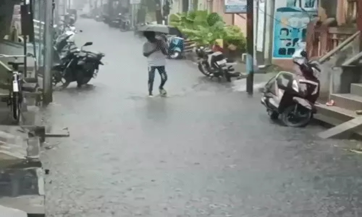 Heavy rains in Tamil Nadu, schools closed in 5 districts: Threat of storm on Chennai's Marina Beach, alert in southern states