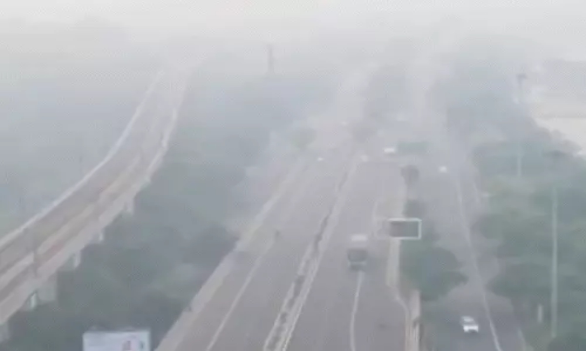 On the second day of Diwali, the air in the capital remained toxic: AQI 345, 34 out of 38 stations in the red zone.