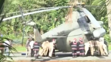 President Murmu's helicopter crashes into the helipad in Kerala, security personnel push it out.