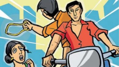 A female judge was robbed near the Collectorate premises, kicked to the ground by miscreants; she suffered facial injuries and a broken tooth.