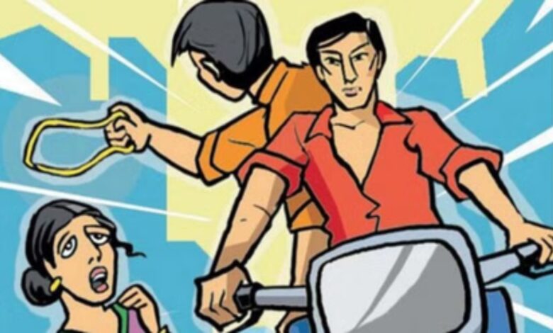 A female judge was robbed near the Collectorate premises, kicked to the ground by miscreants; she suffered facial injuries and a broken tooth.