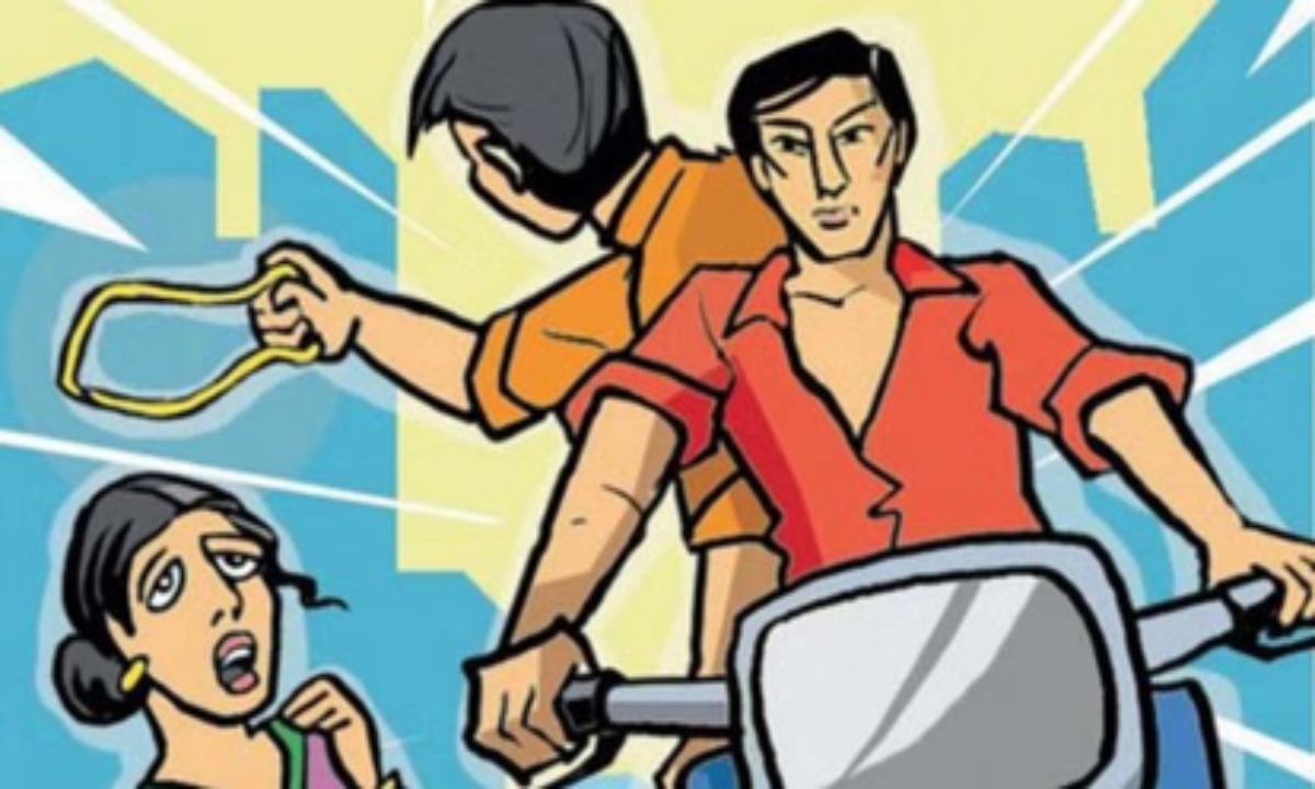A female judge was robbed near the Collectorate premises, kicked to the ground by miscreants; she suffered facial injuries and a broken tooth.