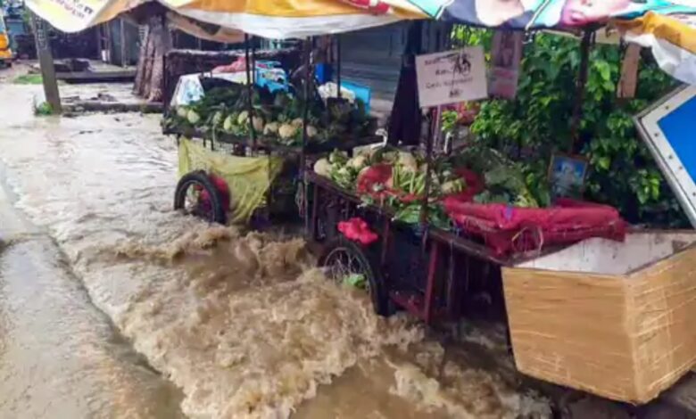 Heavy rains disrupt normal life in Tamil Nadu and Kerala, snowfall in Himachal Pradesh intensifies cold; red alert in six Andhra Pradesh districts