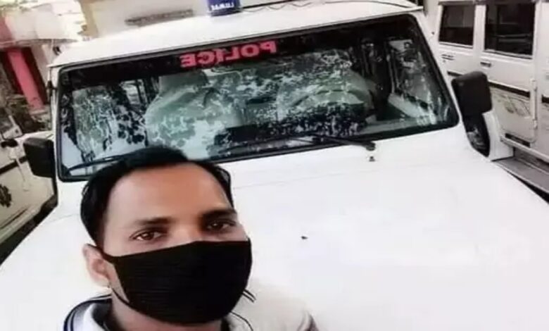 पुलिस गाड़ी चालक पर महिलाओं को धमकाने और गाली-गलौज करने का आरोप