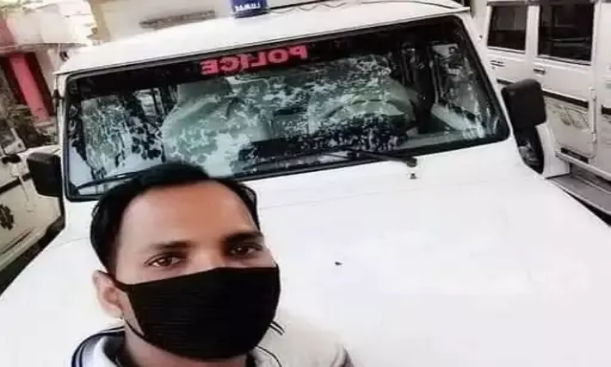 पुलिस गाड़ी चालक पर महिलाओं को धमकाने और गाली-गलौज करने का आरोप