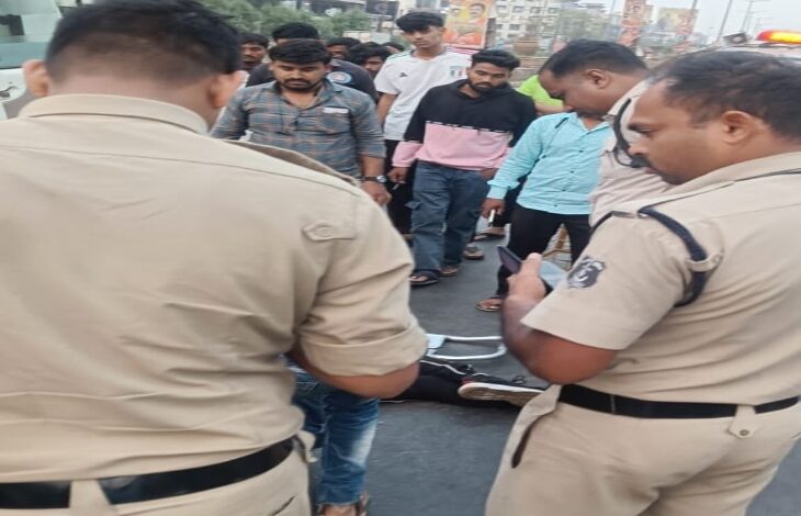Accident at VIP Chowk, young man dies.