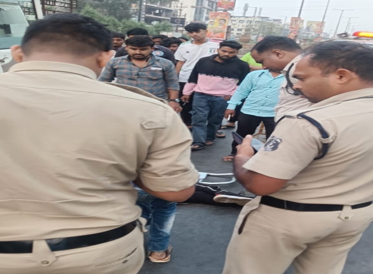 Accident at VIP Chowk, young man dies.