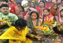 On the last day of Chhath Puja, offerings were made to the rising sun; prayers were offered at 1300 ghats in Delhi, and the festival was also celebrated abroad.