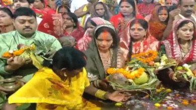 On the last day of Chhath Puja, offerings were made to the rising sun; prayers were offered at 1300 ghats in Delhi, and the festival was also celebrated abroad.
