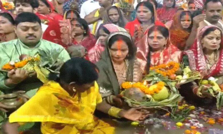 On the last day of Chhath Puja, offerings were made to the rising sun; prayers were offered at 1300 ghats in Delhi, and the festival was also celebrated abroad.