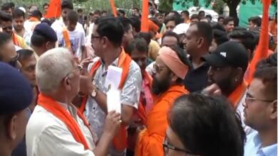Uproar over Waqf Board notice, Hindu organization surrounds Waqf Board office