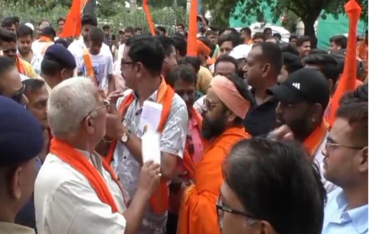 Uproar over Waqf Board notice, Hindu organization surrounds Waqf Board office