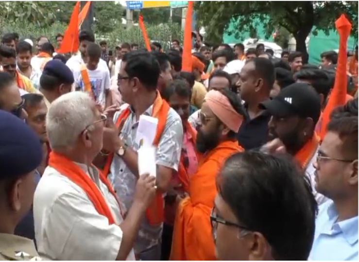 Uproar over Waqf Board notice, Hindu organization surrounds Waqf Board office