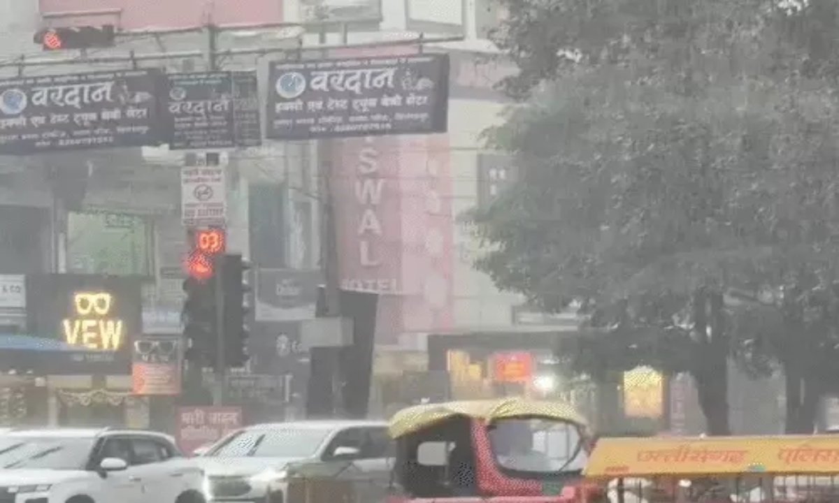 Cyclone Montha's impact on Chhattisgarh: Alert issued in 27 districts, warning of strong winds and rain with thunder and lightning.