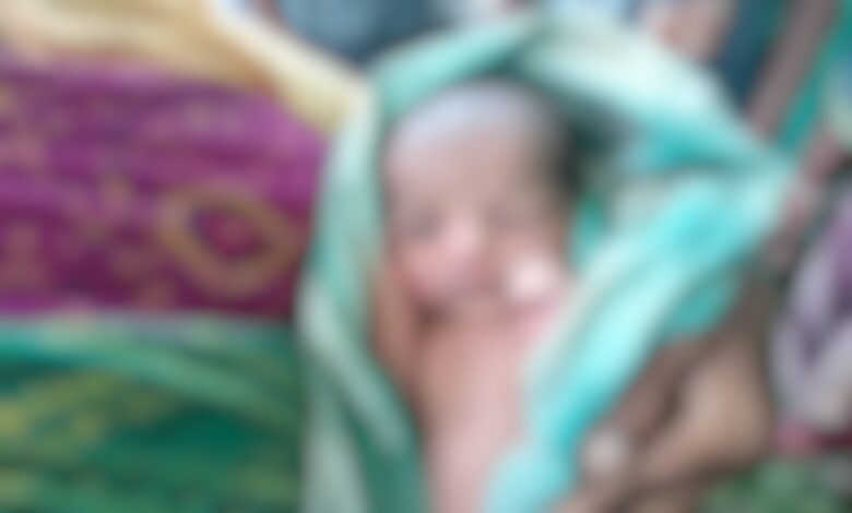 A newborn baby was abandoned in the bushes; Passersby heard the baby's cries and informed the police; the police are investigating.