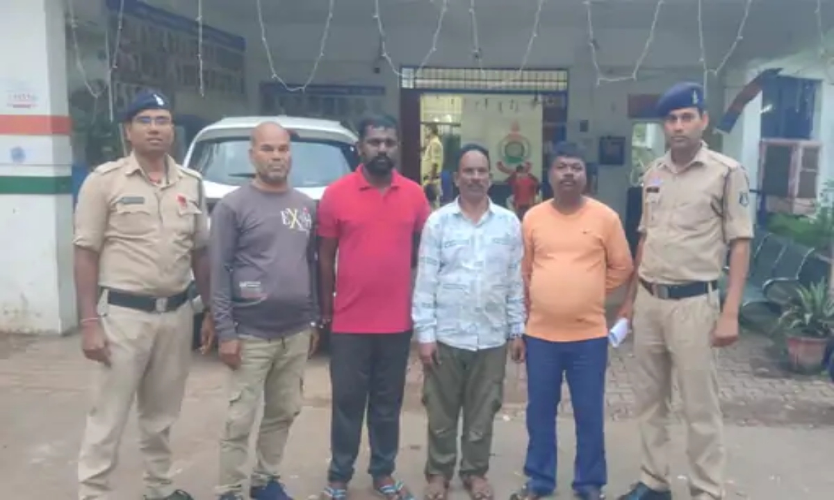 A black magic gang has been caught in Durg: Five accused individuals from Odisha were attempting to defraud people with claims of performing miracles.