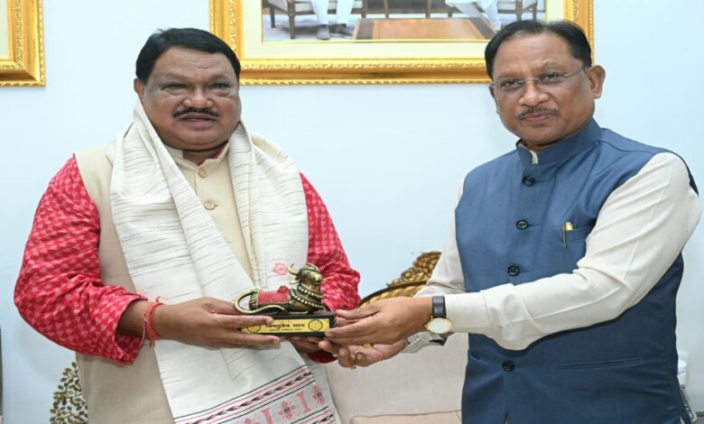 सीएम साय से केंद्रीय जनजातीय कार्य मंत्री जुएल ओराम ने की सौजन्य मुलाकात